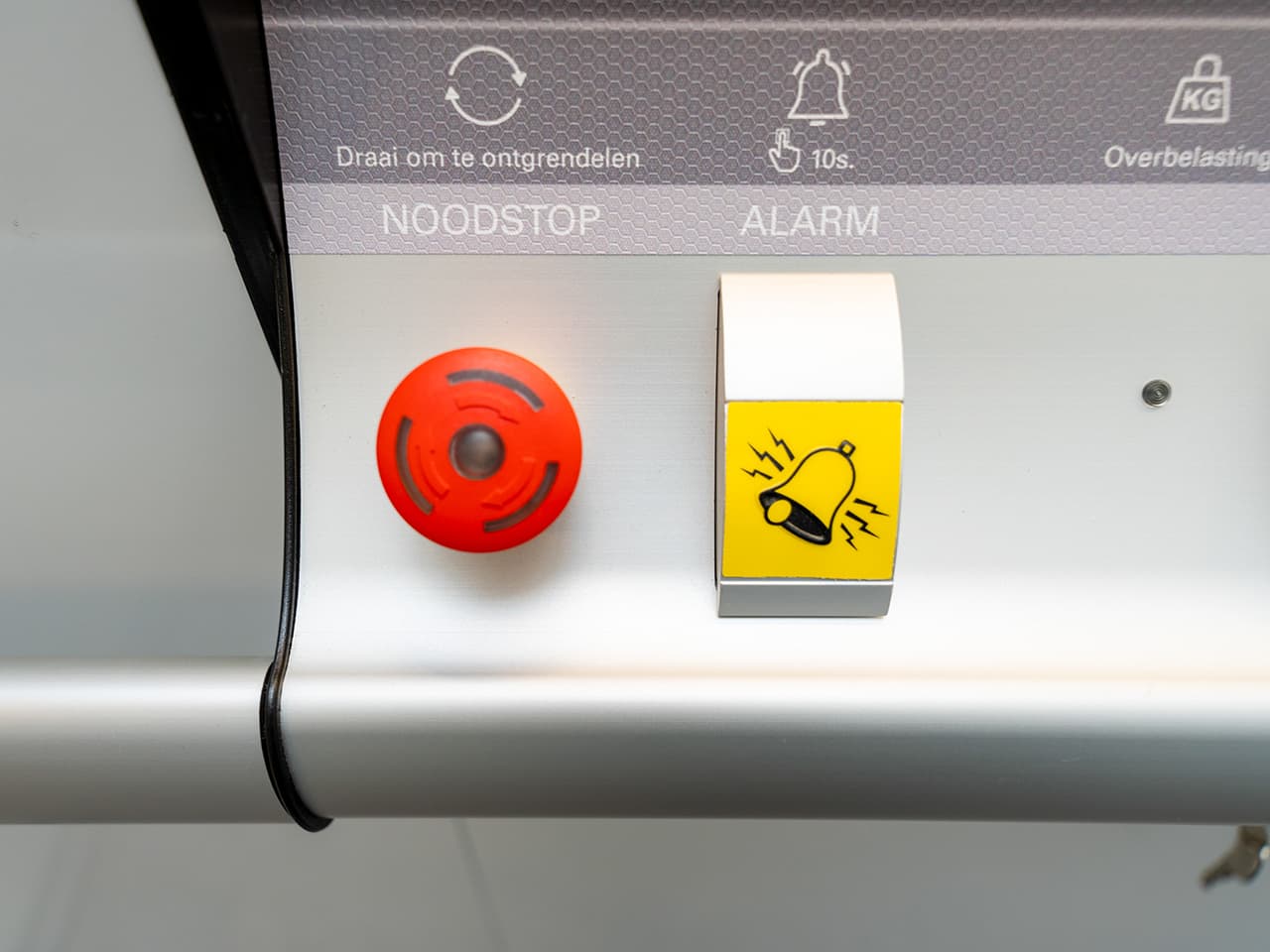 User guide instructions for the Cibes A5000 and Cibes A4000 emergency stop and alarm button