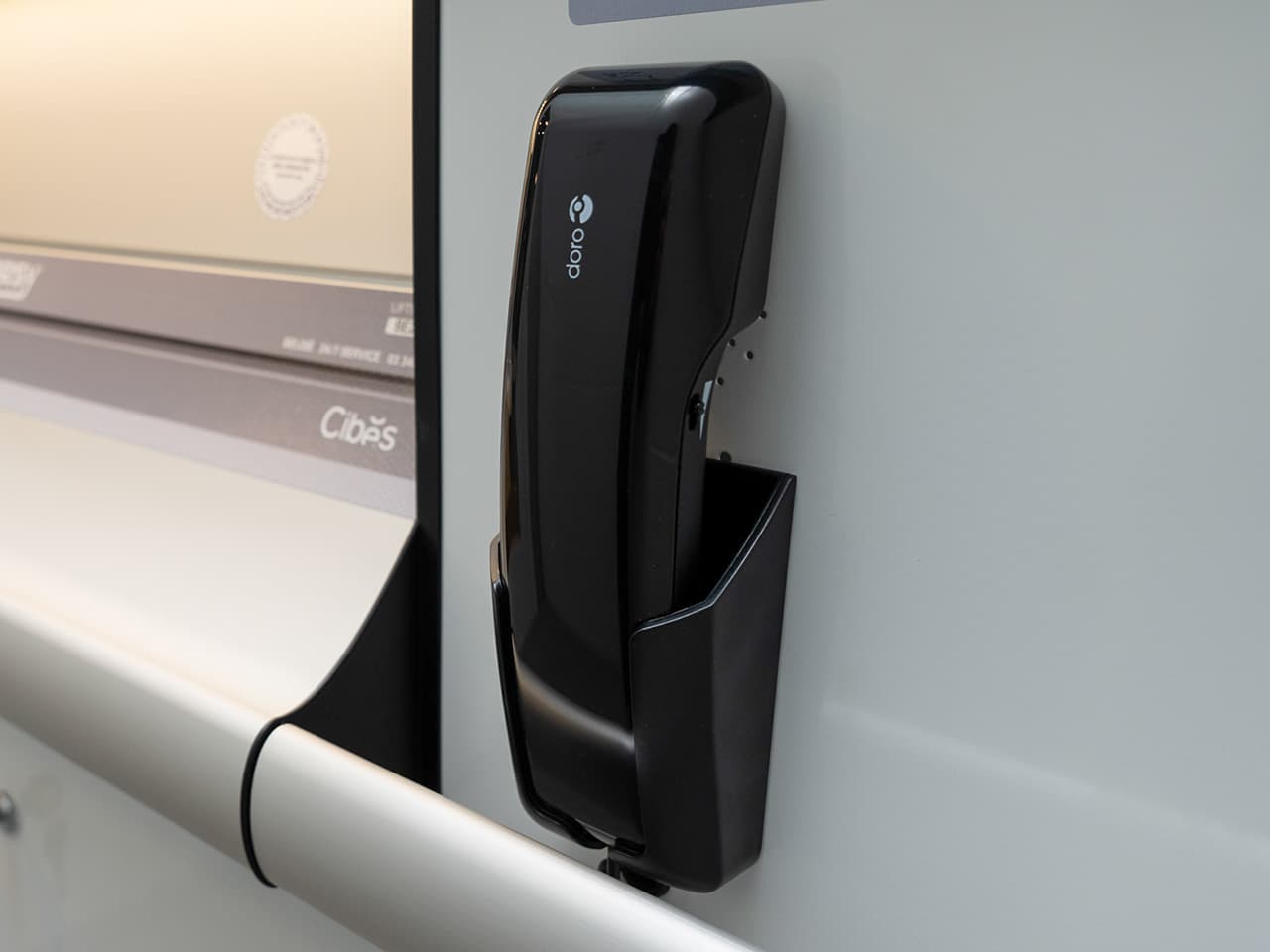 User guide instructions for the external phone set for platform lifts