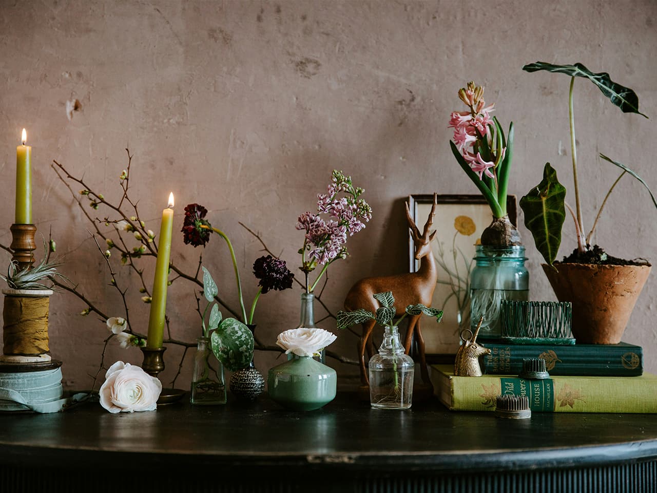 maximalist-flower-and-book-arrangement-1280×960