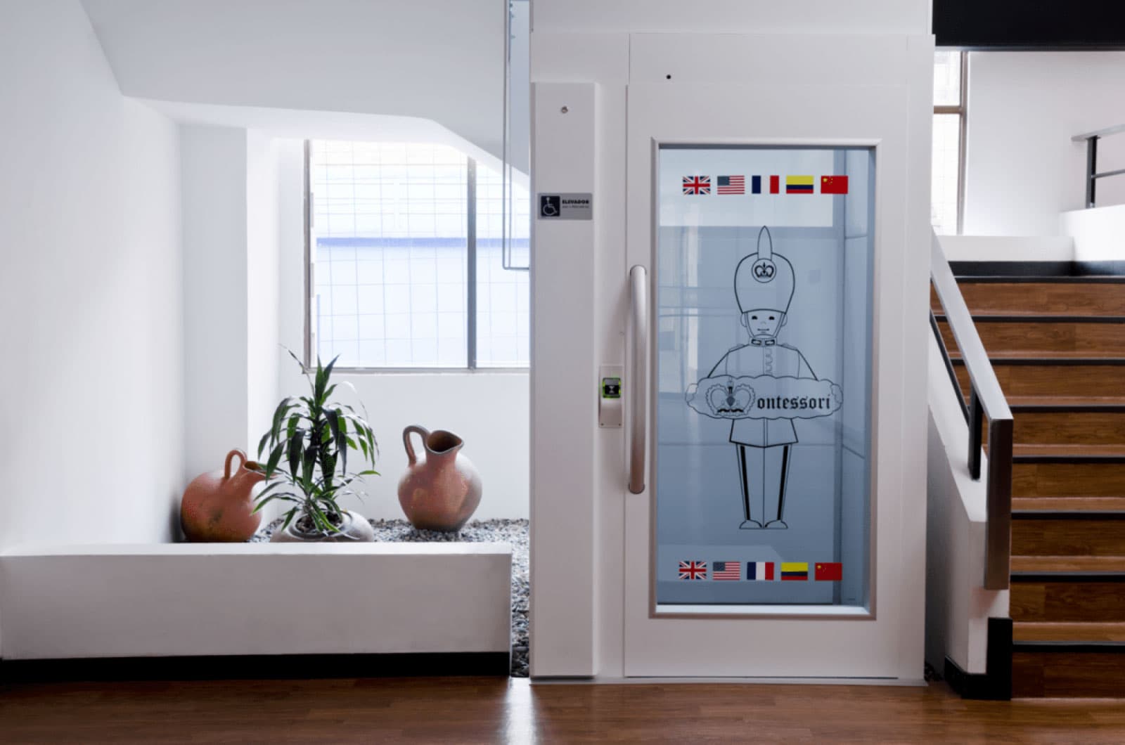 Öffentlicher Lift in einer Schule