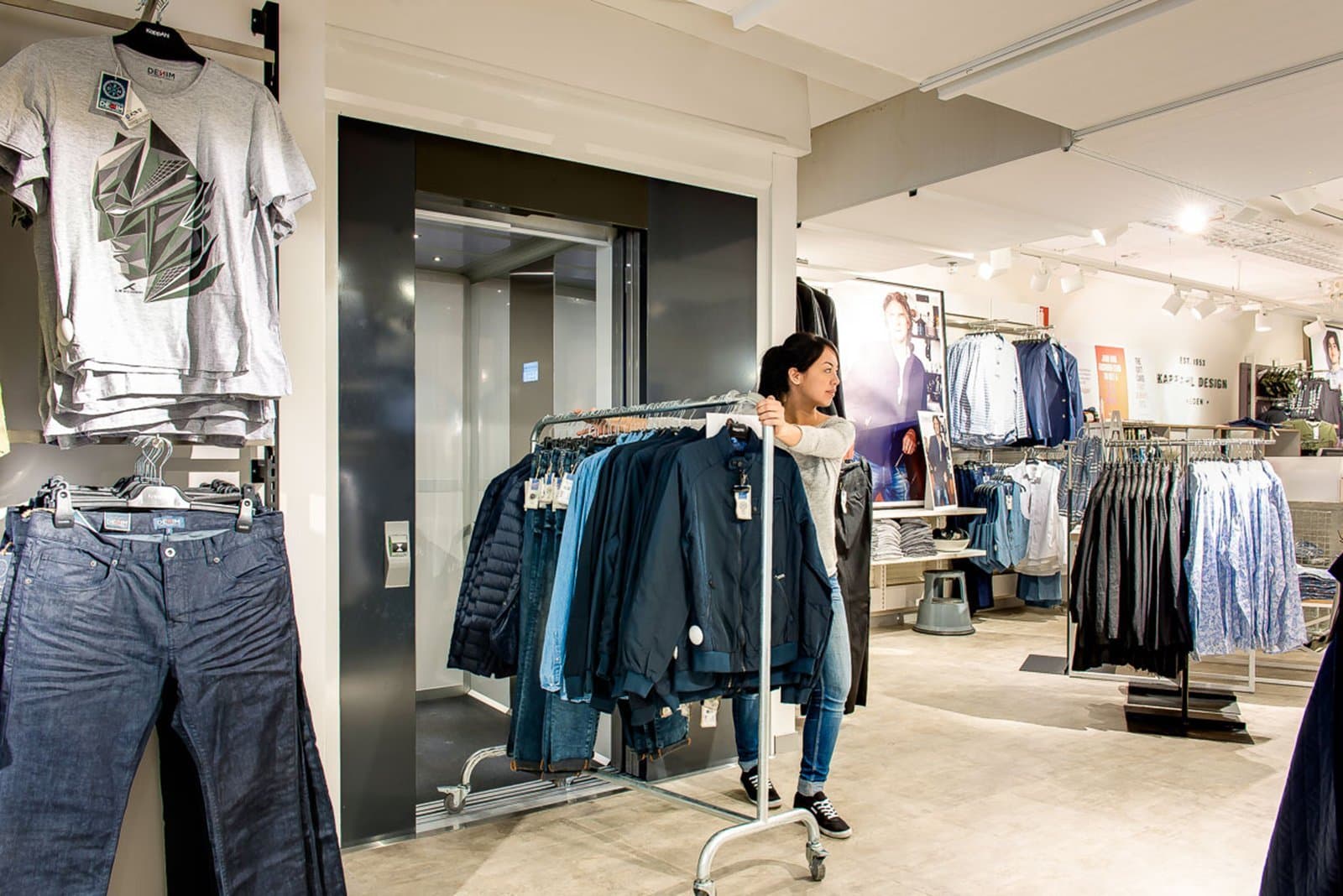 Goods Lift in Store