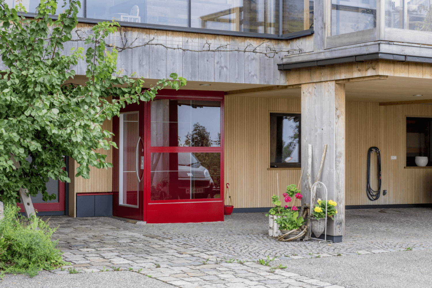 nachgeruesteter Aufzug rot