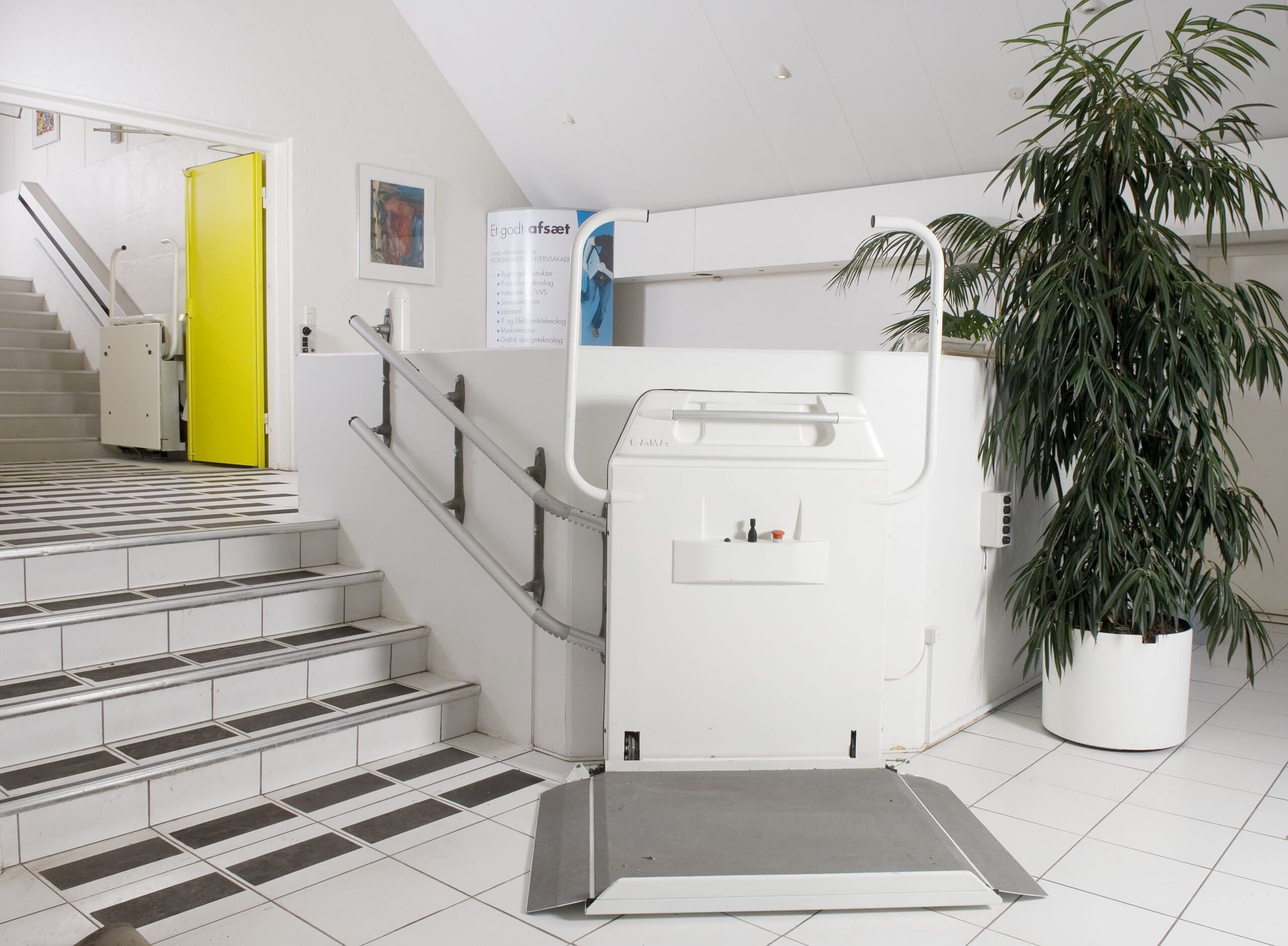 Cibes S6 wheelchair lift
