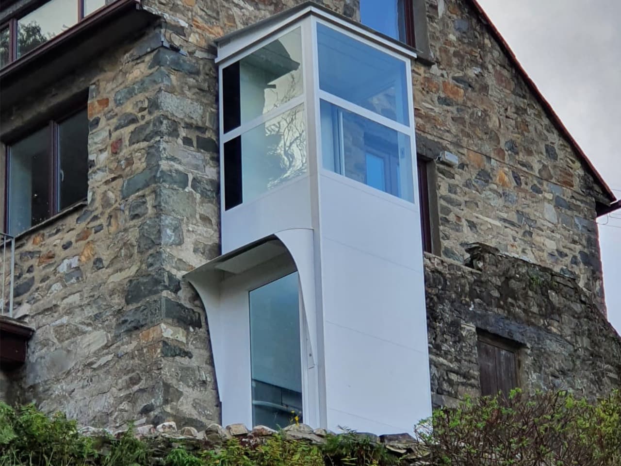 Home lift installation outdoor lift
